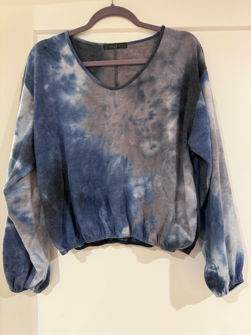 Women's Blue Tie-Dye V-Neck Pullover Top